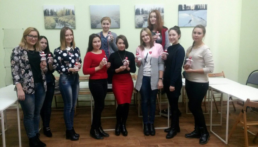studenty_fakulteta_v_Den_gosudarstvennosti_Udmurtii_proveli_master-klass_po_izgotovleniyu_oberegov-kukol_v_natsionalnykh_kost